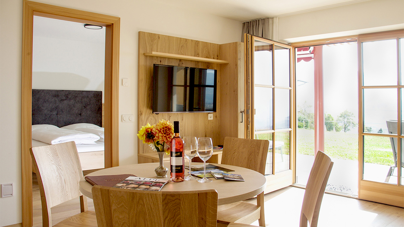 Vista del soggiorno in uno degli appartamenti a Fiè allo Sciliar