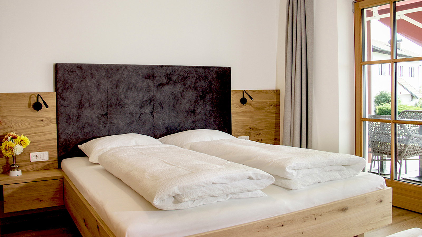 Dettaglio del letto di uno degli appartamenti del Residence Schlunhof