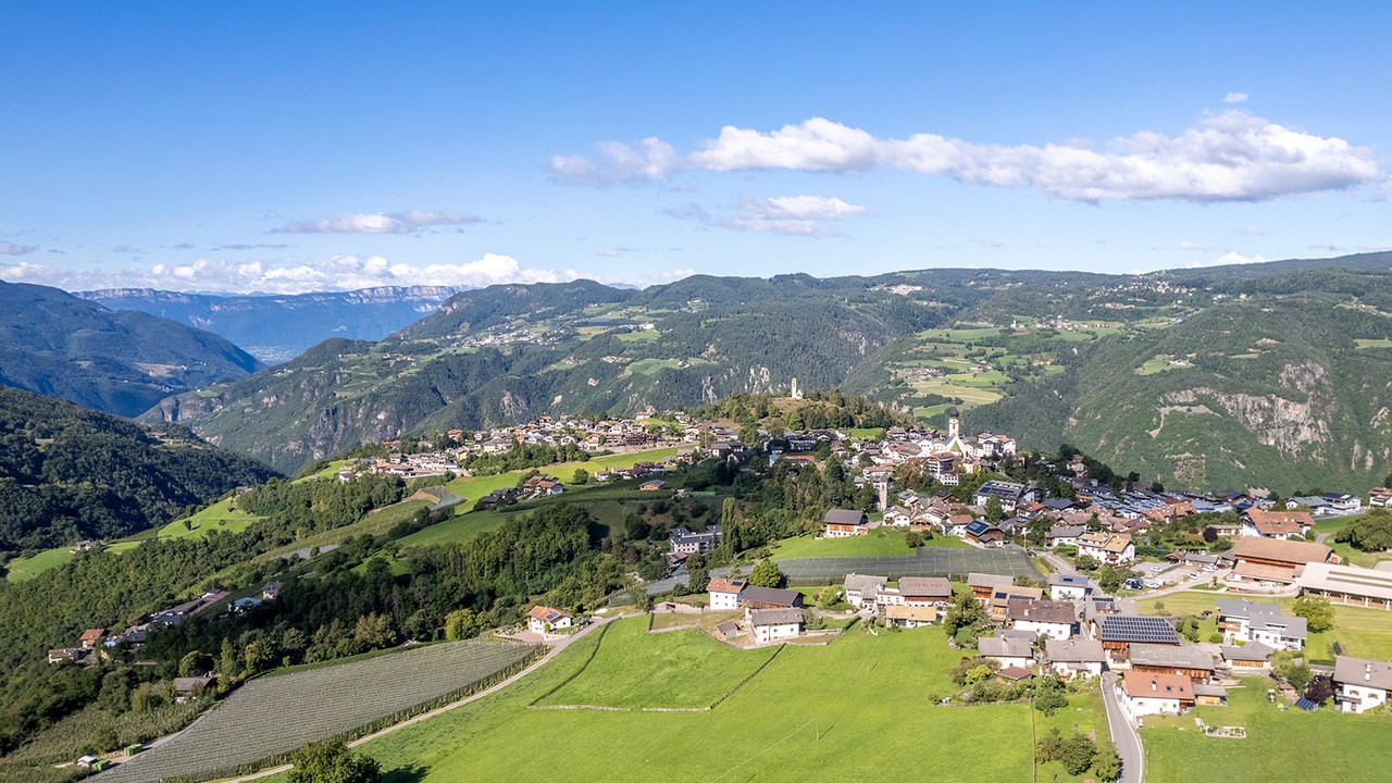 Vista dall'alto della piscina del Residence Schlunhof a Fiè allo Sciliar