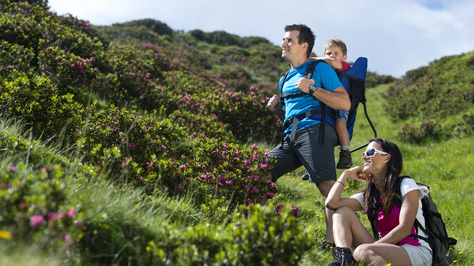 A family on a nature walk around the Residence Schlunhof