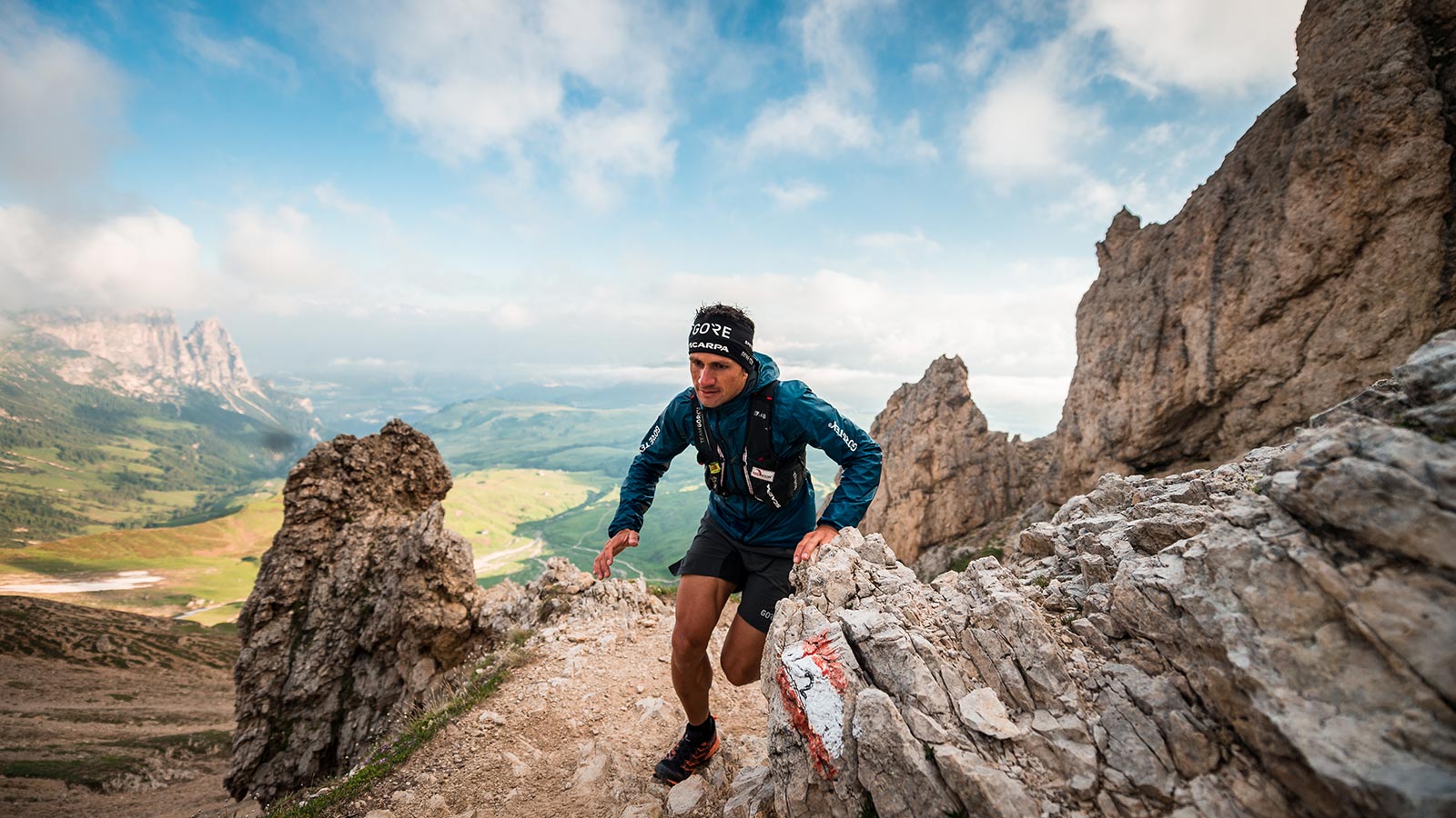 Un escursionista si cimenta in una salita sull'Alpe di Siusi, nei dintorni di Fiè allo Sciliar