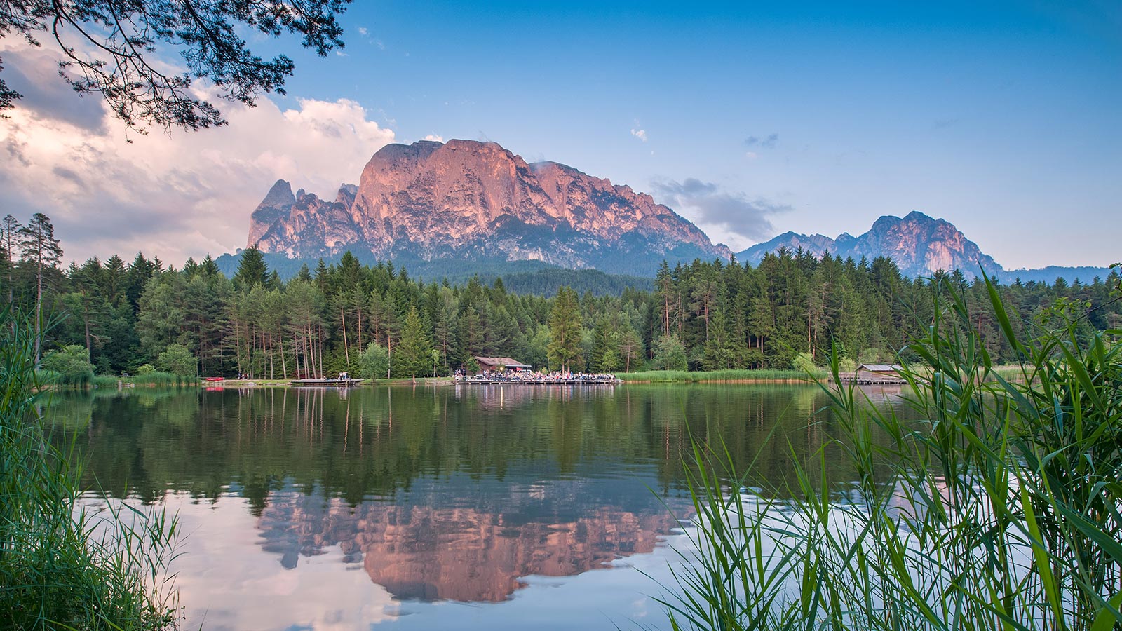 Vista del Laghetto di Fiè circondato da natura incontaminata