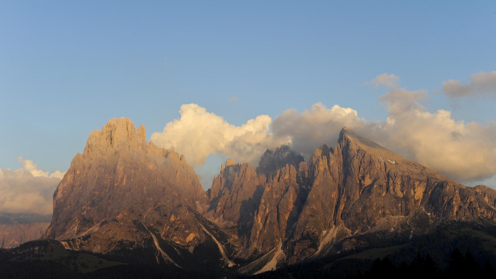 Dettaglio del Sasso Lungo e del Sasso Piatto illuminati dal sole