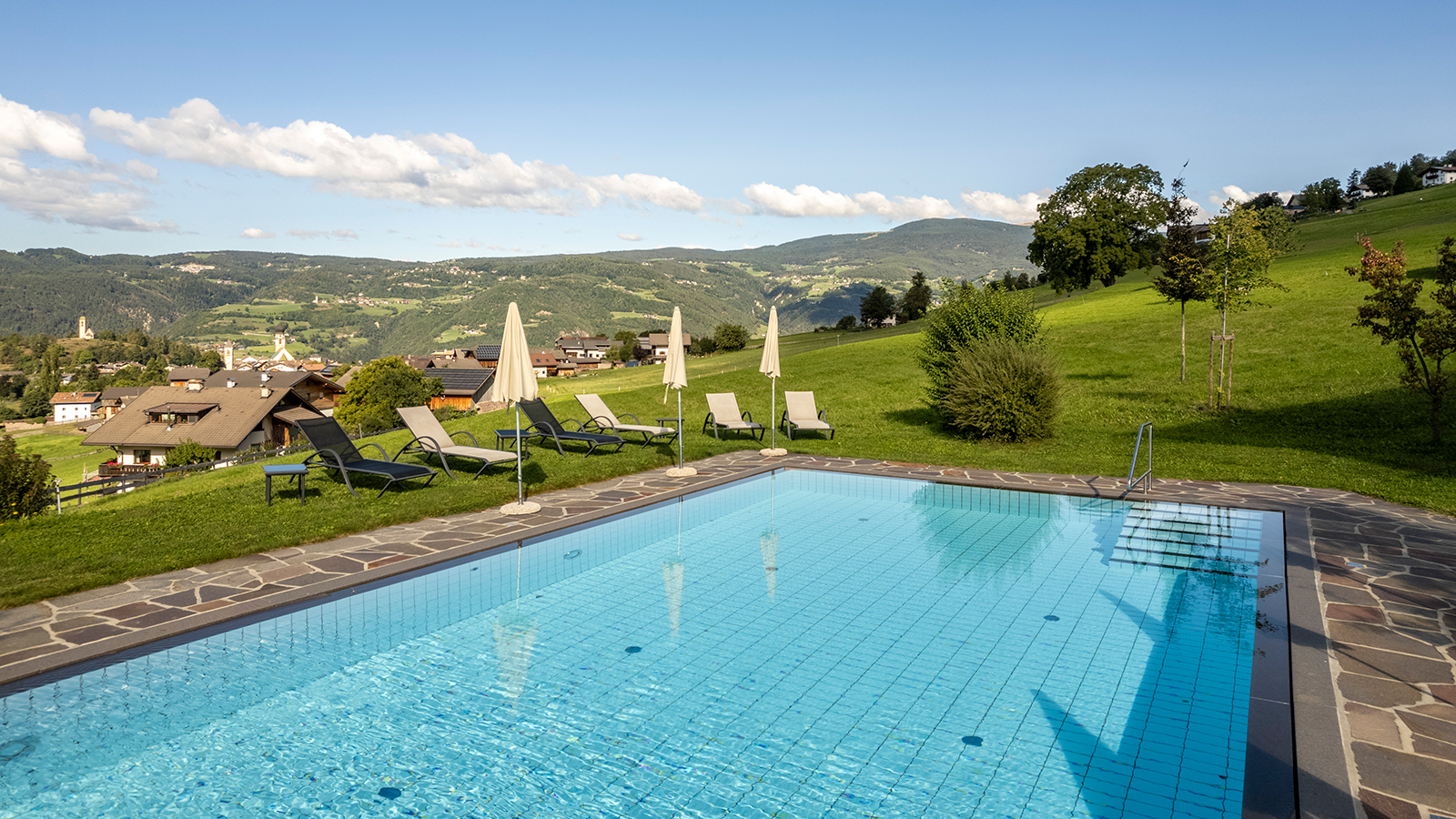 Vista dall'alto della piscina del Residence Schlunhof a Fiè allo Sciliar