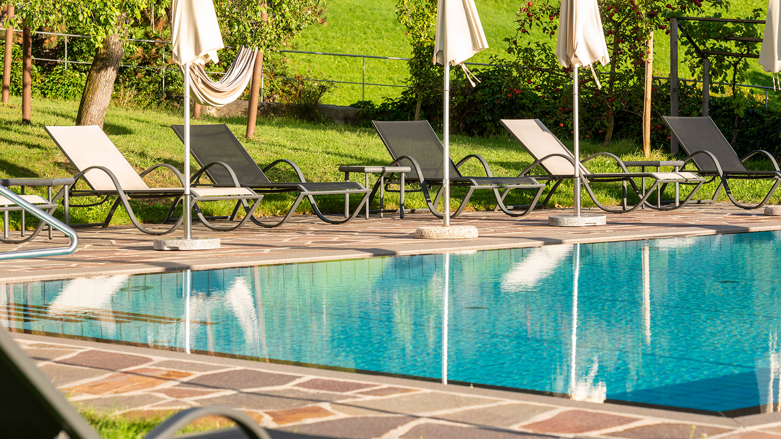 Dettaglio di alcune sdraio poste sul bordo della piscina del Residence vicino all'Alpe di Siusi