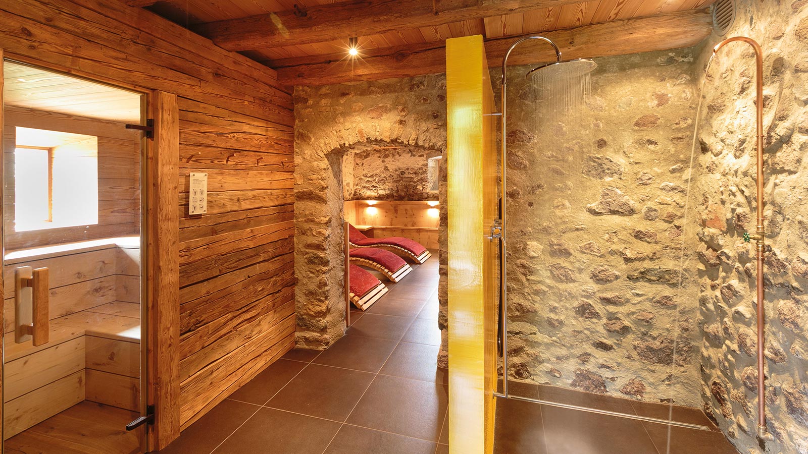 Dettaglio dell'area wellness del Residence vicino all'Alpe di Siusi con piscina